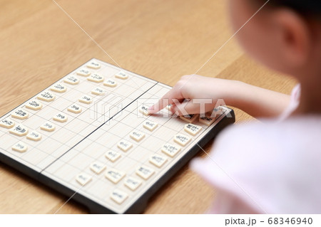将棋の対局をする女の子 将棋の対局をする女の子 68346940