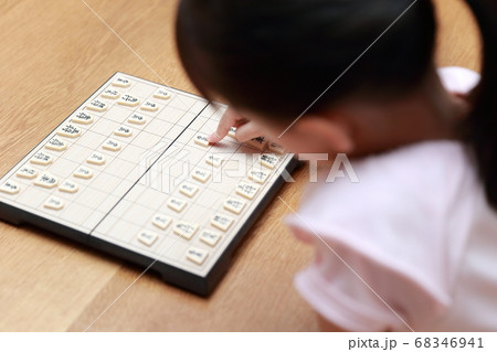 将棋の対局をする女の子 68346941