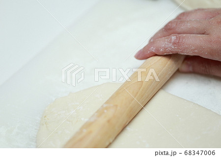 綿棒で手作りパン生地を伸ばす主婦 68347006