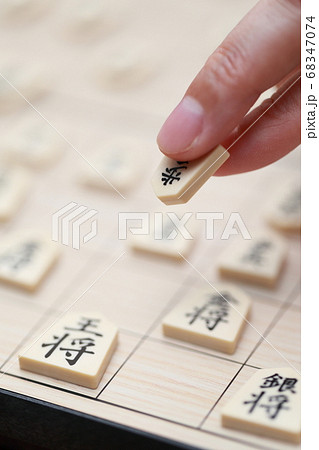 将棋の対局をする女性の指 将棋の対局をする女性の指 68347074
