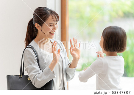 お母さんと遊ぶ女の子 68347307