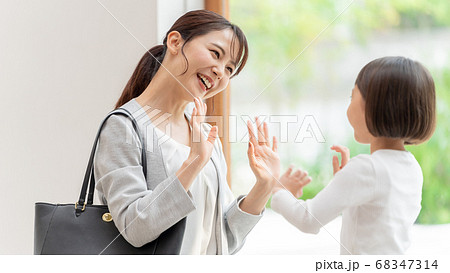 お母さんと遊ぶ女の子 68347314