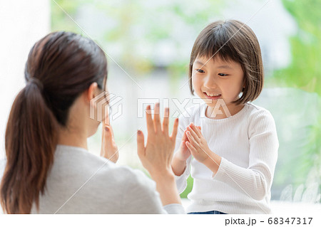 お母さんと遊ぶ女の子 68347317