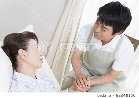 介護士とシニア女性 介護士とシニア女性 68348150