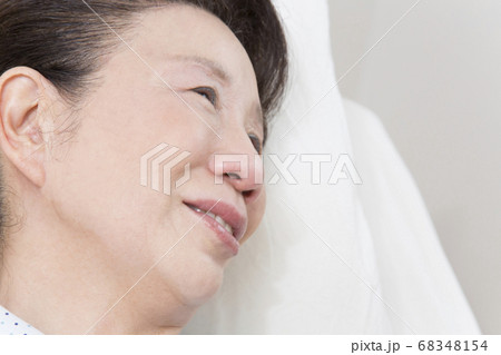 泣くシニア女性 68348154