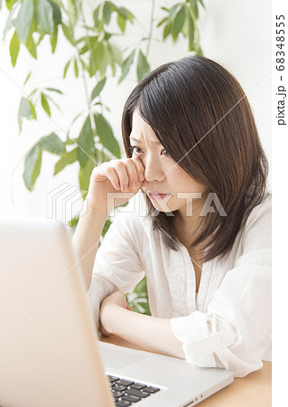 ノートパソコンを見る女性の写真素材