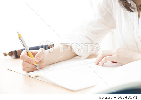 勉強する女性 68348571