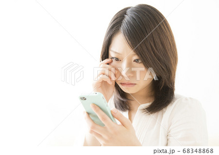 スマホを見て泣く女性 スマホを見て泣く女性 68348868