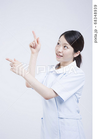 指差しをする看護師 68348939
