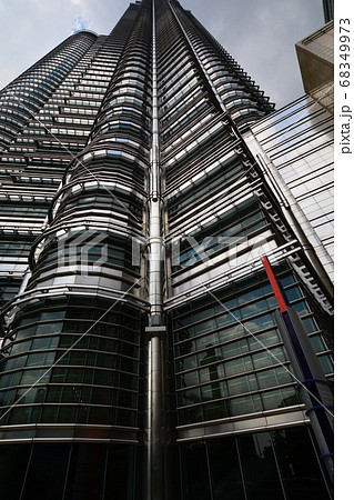 直近に見るペトロナスツインタワー 68349973