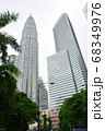 マレーシアの高層ビルを見上げる 68349976