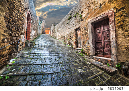 Narrow street in Montepulciano Narrow street in Montepulciano 68350034