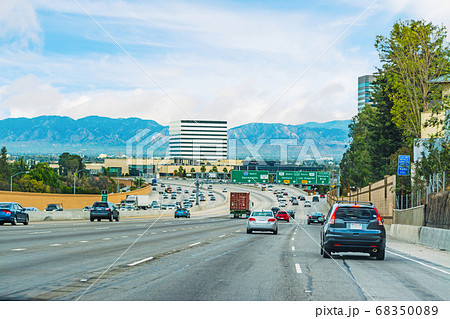 traffic in 405 freeway northbound 68350089
