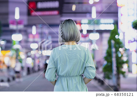 都会での夜景ポートレート 68350121