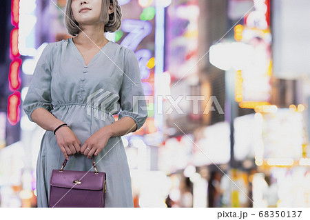 都会での夜景ポートレート 68350137