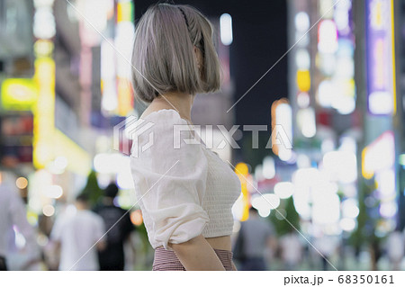 都会での夜景ポートレート 都会での夜景ポートレート 68350161