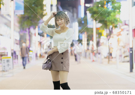 都会での夜景ポートレート 68350171