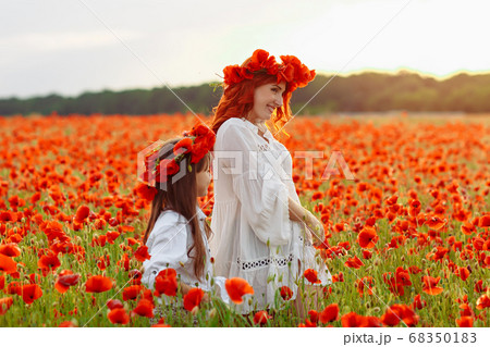 Little girl with redhead mother in white dresses Little girl with redhead mother in white dresses 68350183