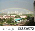 シンガポールの空にかかった大きな虹 68350572