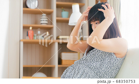 頭を抑える妊婦 頭皮の痒みや頭皮マッサージ 16:9 頭を抑える妊婦 頭皮の痒みや頭皮マッサージ 16:9 68350753