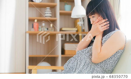 頬を抑える妊婦　虫歯など　コピースペース　16:9 68350770