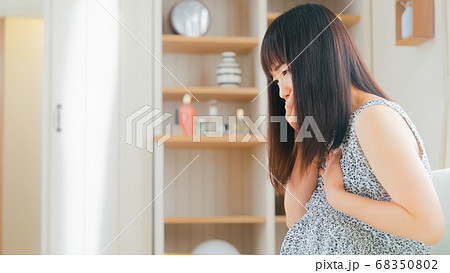 吐き気を催す妊婦 様々な症状 16:9 吐き気を催す妊婦 様々な症状 16:9 68350802