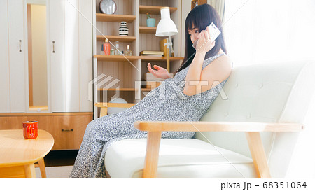 妊婦　スマホ　会話　通話　16:9 68351064