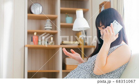 妊婦　スマホ　会話　通話　16:9 68351067