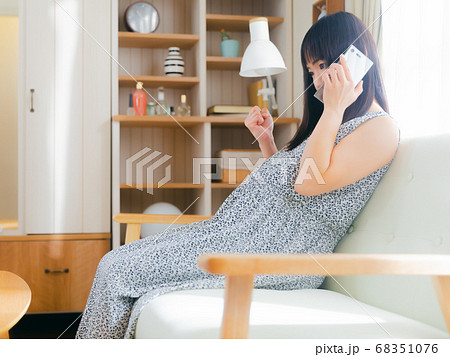 スマホ 妊婦 ガッツポーズ 4:3 スマホ 妊婦 ガッツポーズ 4:3 68351076