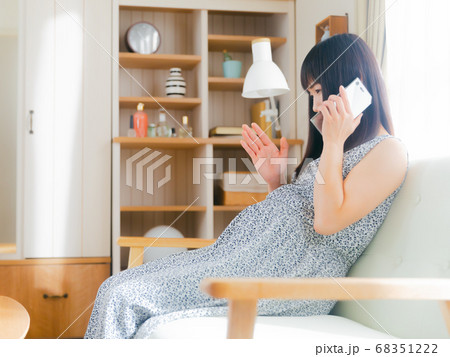 謝罪　説明　お願い　電話する妊婦　4:3 68351222
