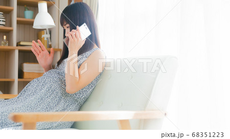 謝罪　説明　お願い　電話する妊婦　コピースペース　16:9 68351223
