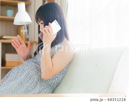 謝罪　説明　お願い　電話する妊婦　コピースペース　4:3 68351228