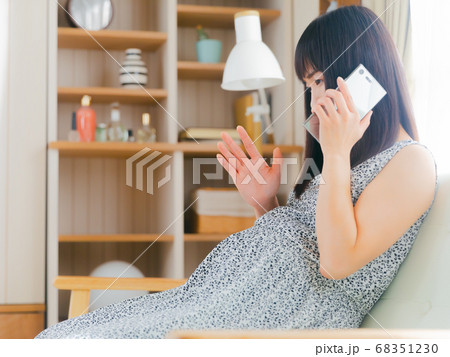 謝罪　説明　お願い　電話する妊婦　4:3 68351230