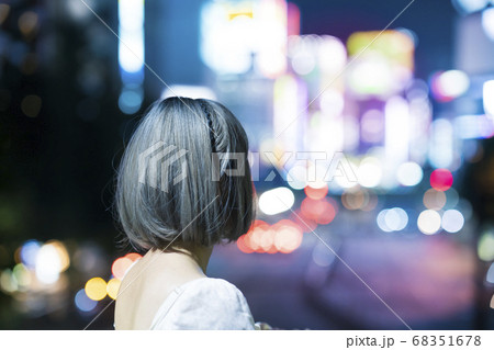 女性の夜景ポートレートの写真素材