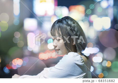 女性の夜景ポートレートの写真素材 6516