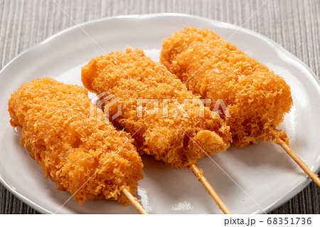 串カツ(串揚げ)3本。 串カツ(串揚げ)3本。 68351736