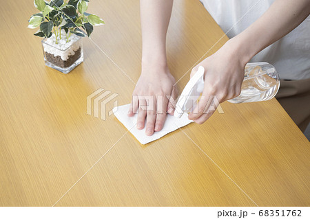 テーブルの消毒をする女性の手元 テーブルの消毒をする女性の手元 68351762