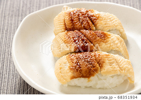 蒸しあなごにぎり寿司。 68351934