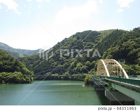 奥多摩湖にかかる深山橋・三頭橋 68351963