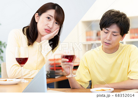 オンライン飲み会　疲れた2人 2画面 68352014