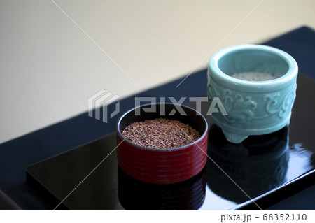 焼香台にある抹香と香炉 焼香台にある抹香と香炉 68352110