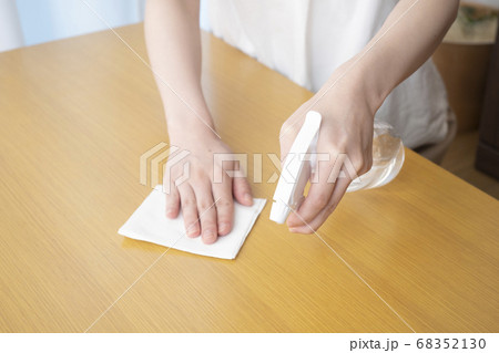テーブルの消毒をする女性の手元 テーブルの消毒をする女性の手元 68352130