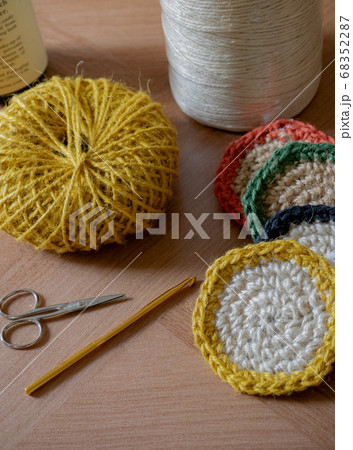 麻ひもでかぎ針編みのコースターを作った 68352287