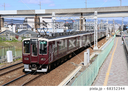 阪急京都線 南茨木駅付近を走る8300系電車 阪急京都線 南茨木駅付近を走る8300系電車 68352344