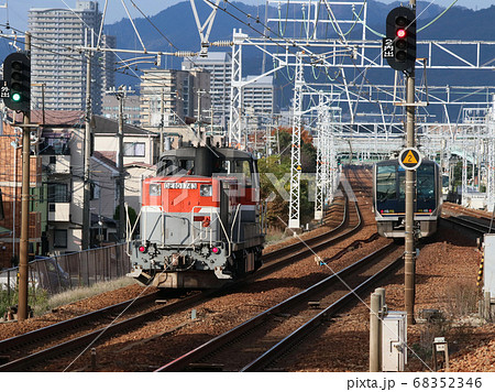 西宮駅で待避するDE10の単機回送 西宮駅で待避するDE10の単機回送 68352346