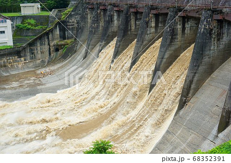 ダムの緊急放流 68352391