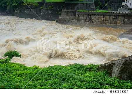 ダムの緊急放流 68352394