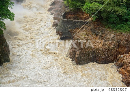 ダムの緊急放流 ダムの緊急放流 68352397