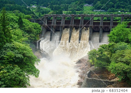 ダムの緊急放流 68352404