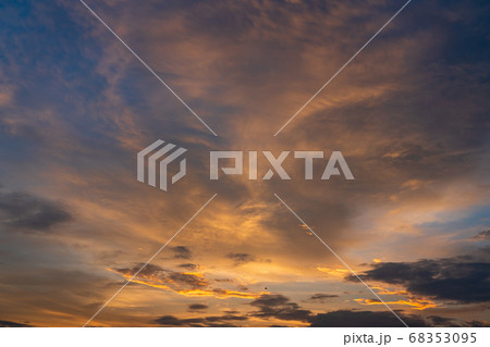 夏の日没　熱帯夜の予感　太陽がライトアップ 68353095